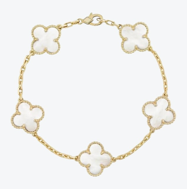 צמיד תלתן בגוון זהב עם 5 תלתנים בגוון לבן