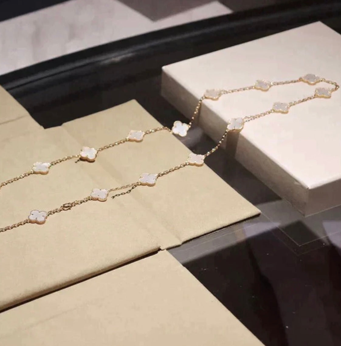 Collier 20 trèfles dorés avec un pendentif trèfle blanc — JEWELLUXE™