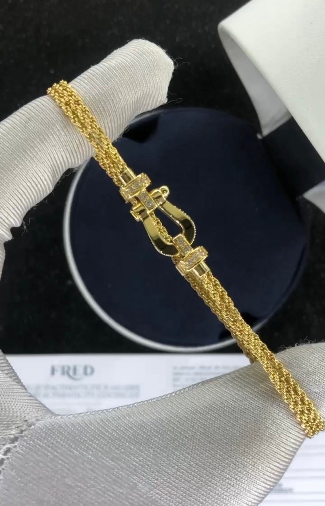 צמיד יוקרתי עם רצועת שרשרת בגוון זהב ואבזם בגוון זהב משובץ חצי זירקונים