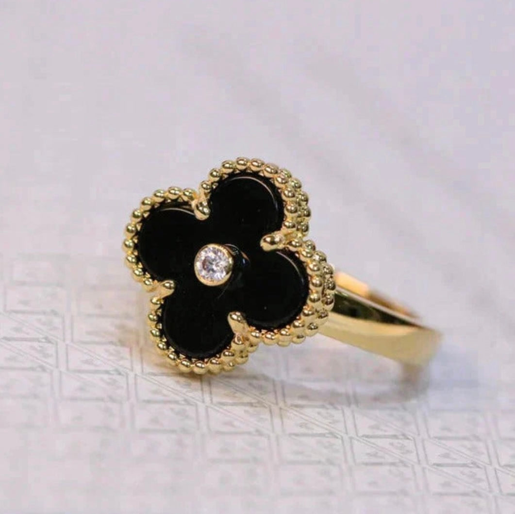 Schwarzer Kleeblatt-Ring, in der Mitte mit einem funkelnden Zirkon besetzt