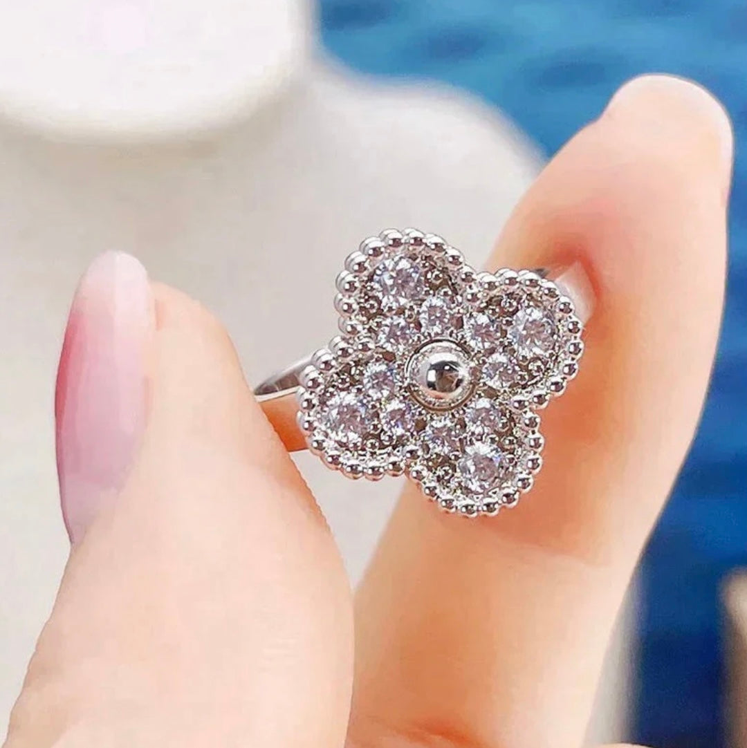 טבעת תלתן בגוון כסף תלתן משובץ זירקונים נוצצים במרכז