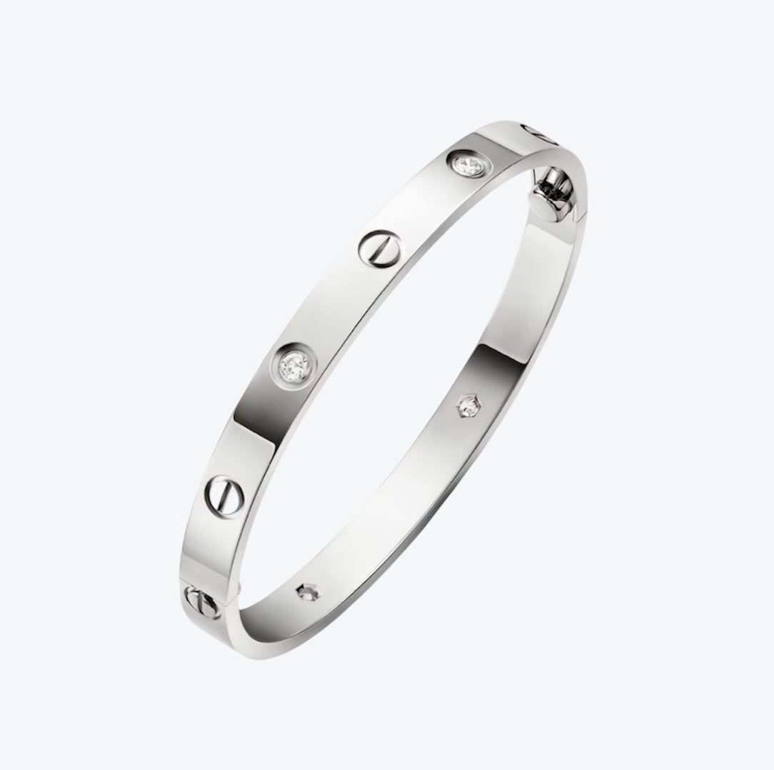 צמיד אלגנטי בגוון כסף מבריק משובץ 4 זירקונים נוצצים