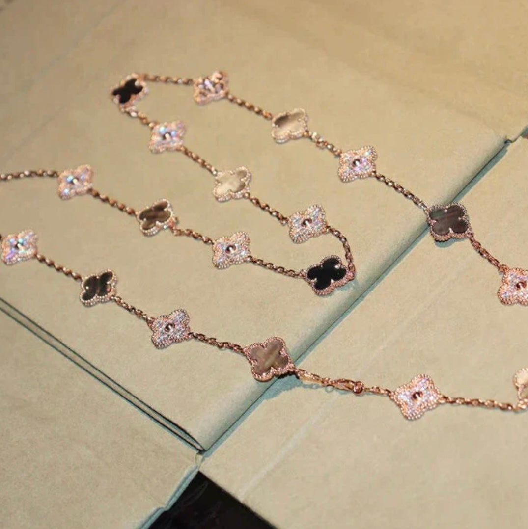 שרשרת 20 תלתנים בגוון זהב ורוד עם תליון תלתן בגוון אפור משובץ זירקונים נוצצים