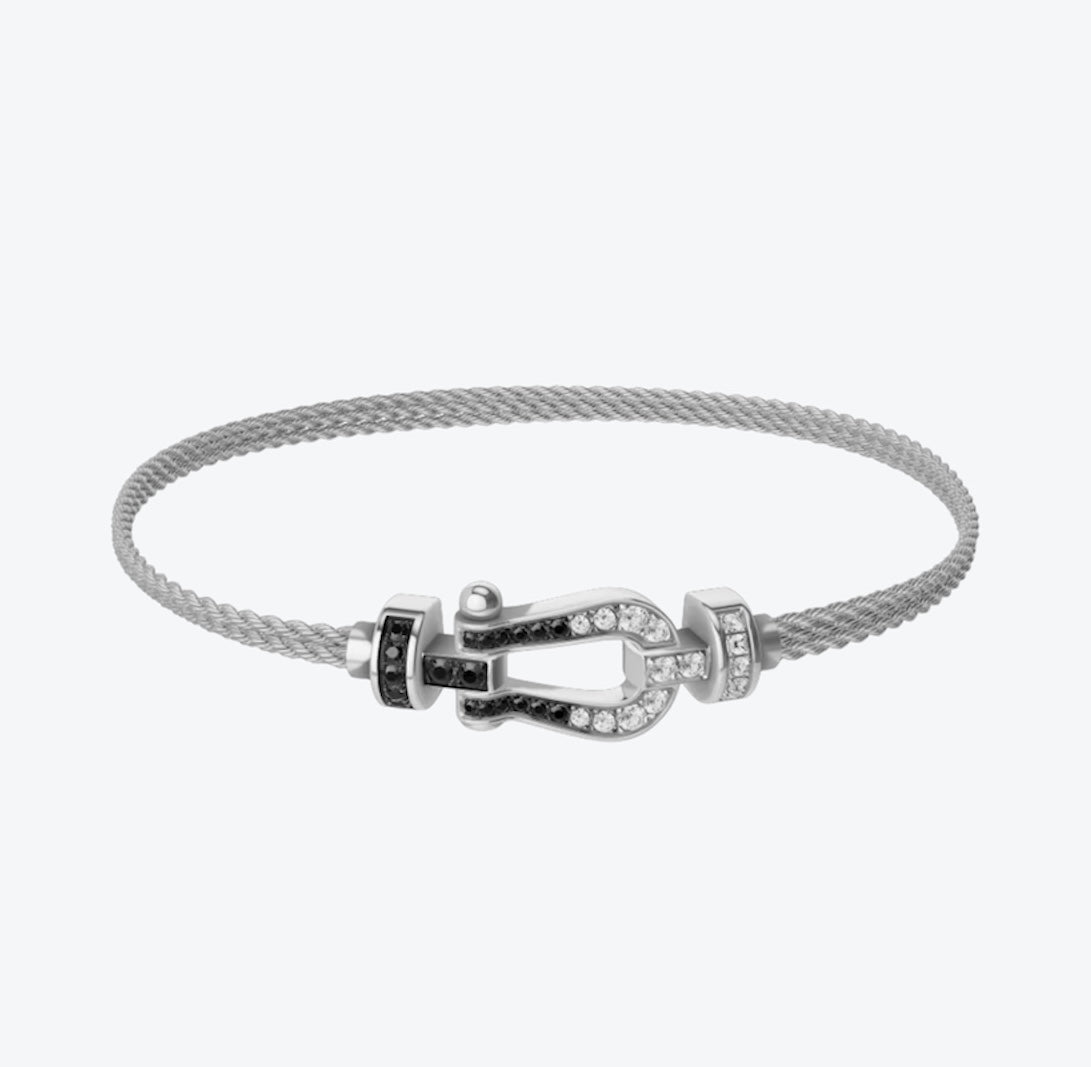 צמיד יוקרתי עם רצועת שרשרת כסופה ואבזם בגוון כסף משובץ זירקונים שחורים