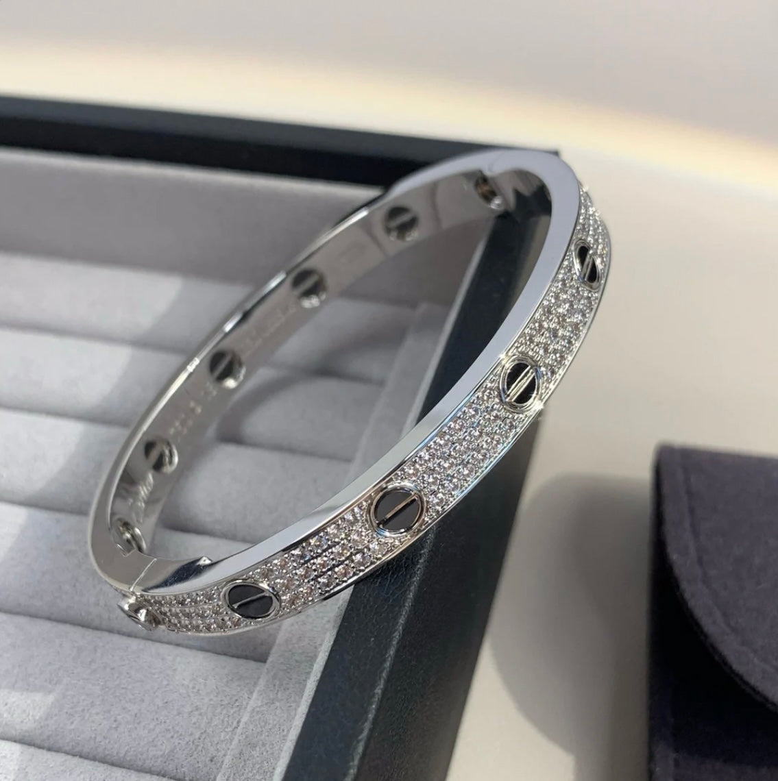 צמיד פרמיום בגוון כסף משובץ זירקונים נוצצים ‏בצורה מיוחדת