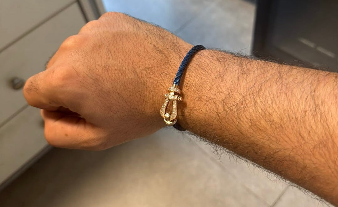 Bracelet de luxe avec bracelet en métal bleu et fermoir en or rose serti de zircons — JEWELLUXE™