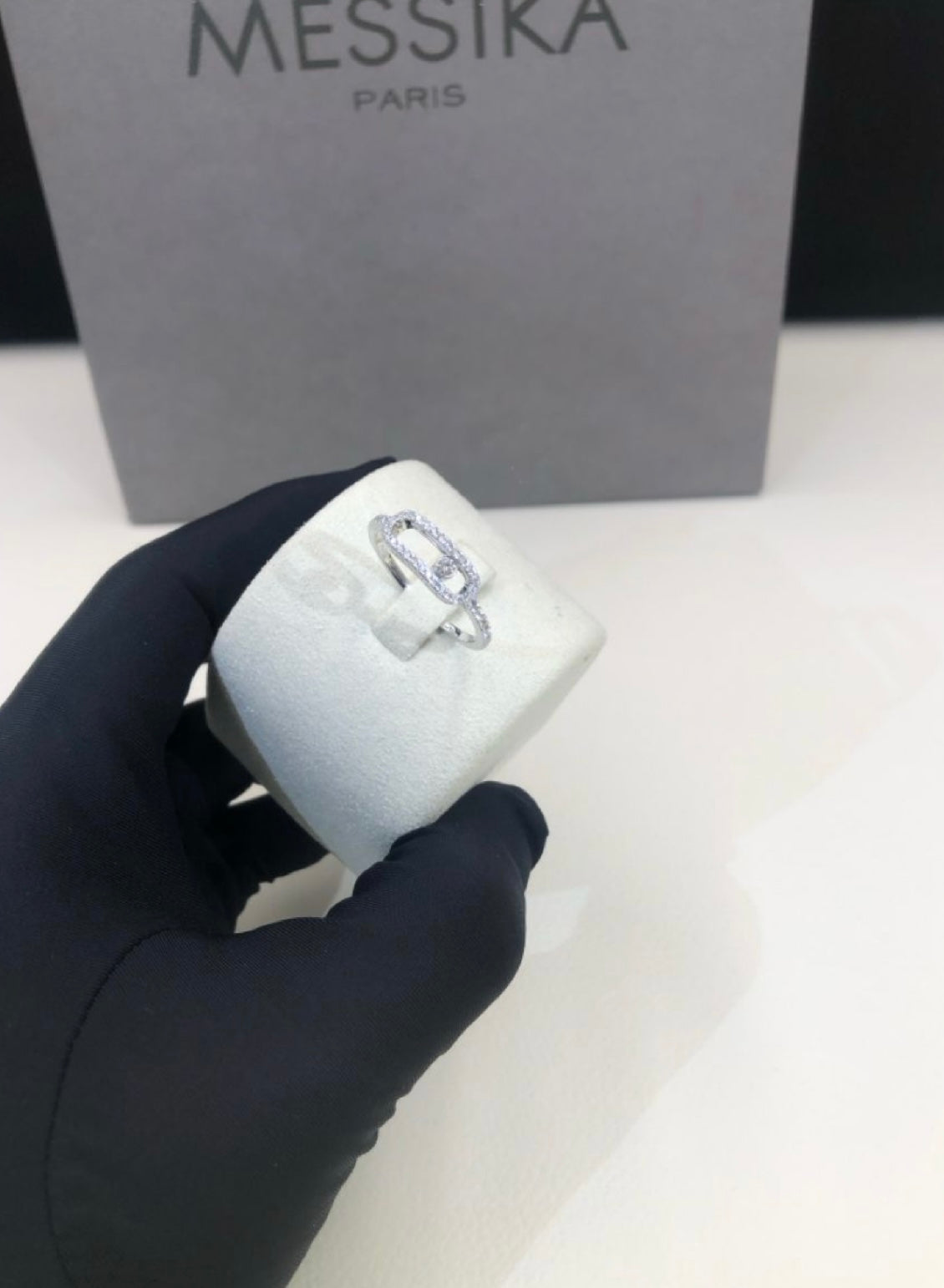 Bague d'amour délicate – couleur argent avec 1 joli zircon et sertie de zircons tout autour