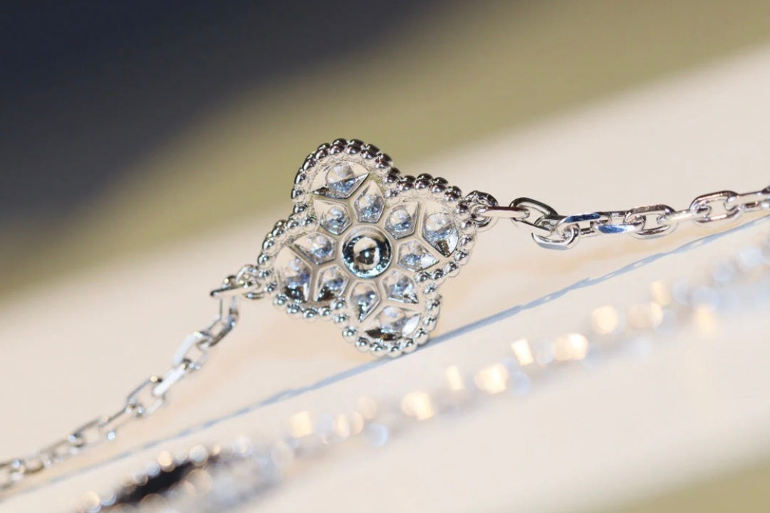 שרשרת 20 תלתנים בגוון זהב ורוד עם תליון תלתן בגוון אפור משובץ זירקונים נוצצים