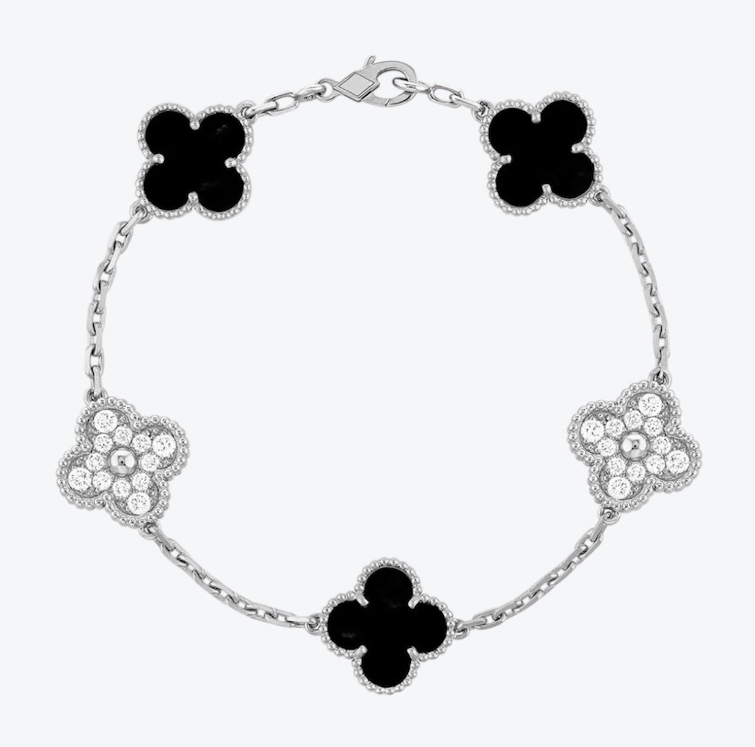 צמיד תלתן בגוון כסף עם 5 תלתנים בגוון שחור ומשובץ זירקונים נוצצים