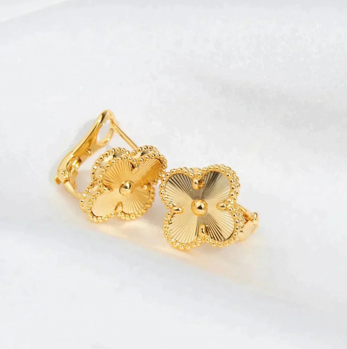 עגילי תלתן בגוון זהב – אלגנטיות קלאסית