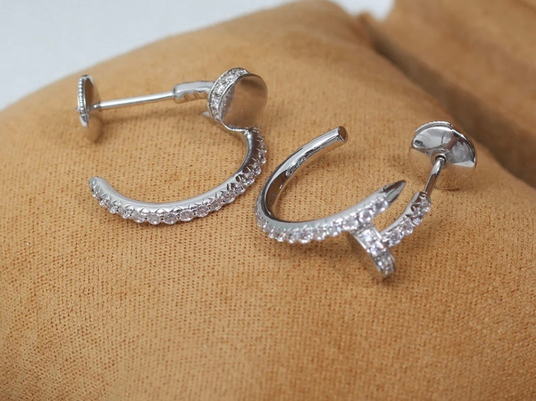 ‏עגילים אלגנטים מסמר בגוון כסף משובץ זירקונים נוצצים