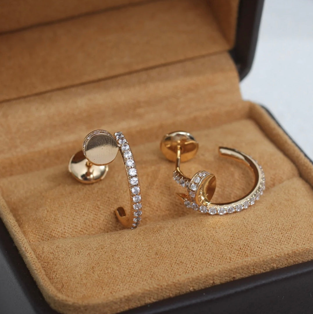 עגילים אלגנטים מסמר בגוון זהב ורוד משובץ זירקונים נוצצים