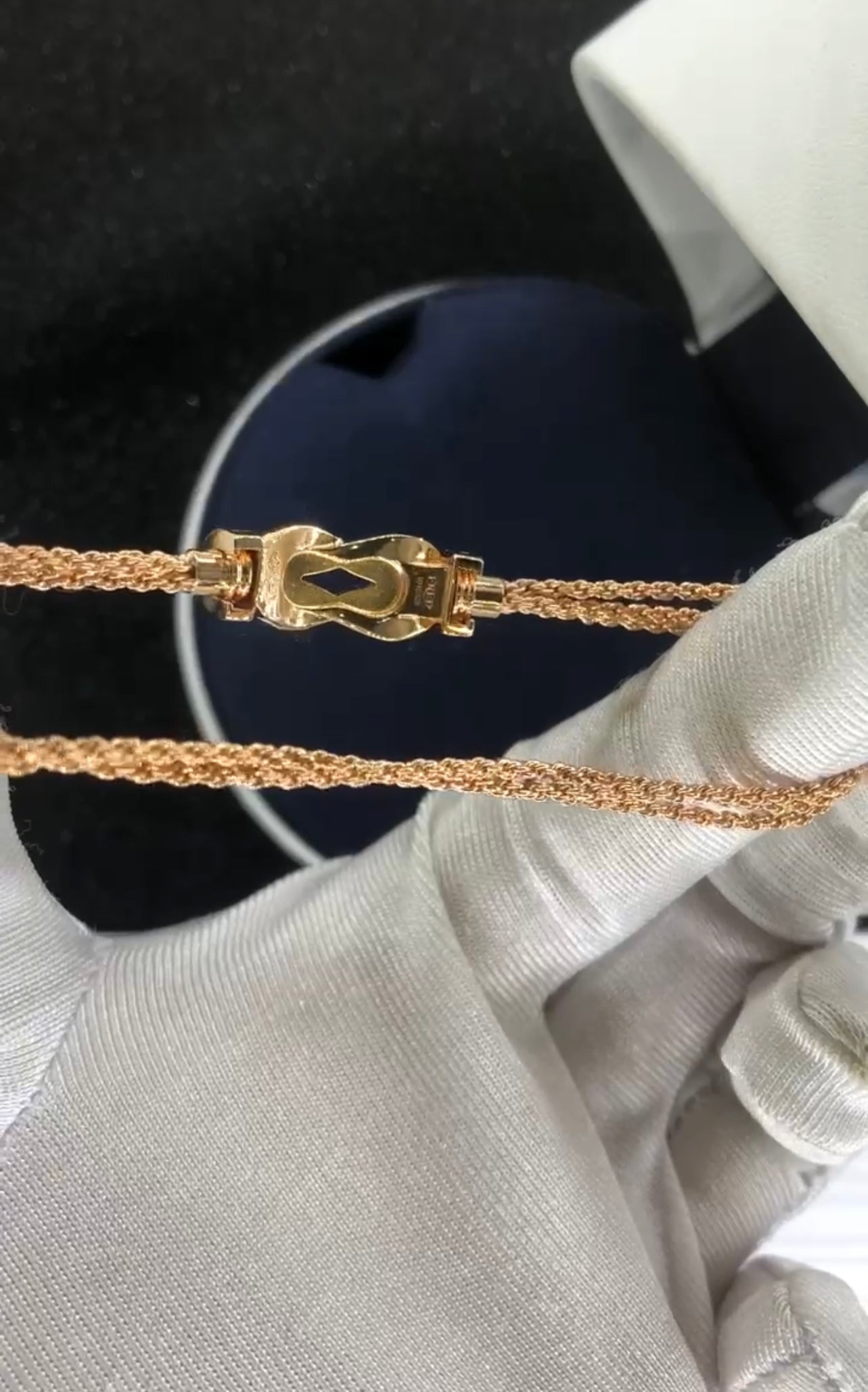 צמיד יוקרתי עם רצועת שרשרת בגוון זהב  ורוד ואבזם אינסוף בגוון זהב ורוד משובץ זירקונים