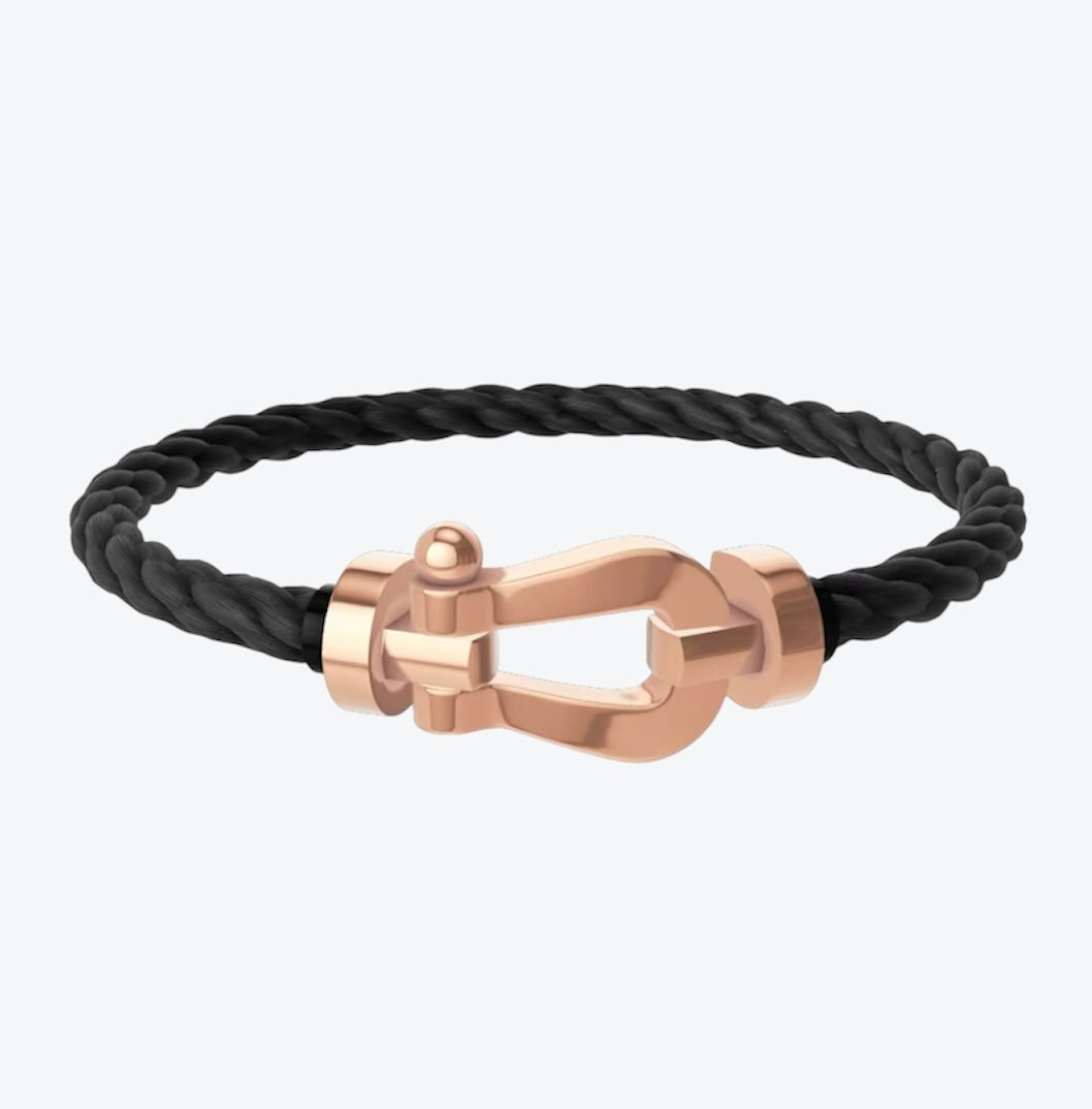 צמיד יוקרתי עם רצועת חבל שחורה ואבזם בגוון רוז־גולד מבריק