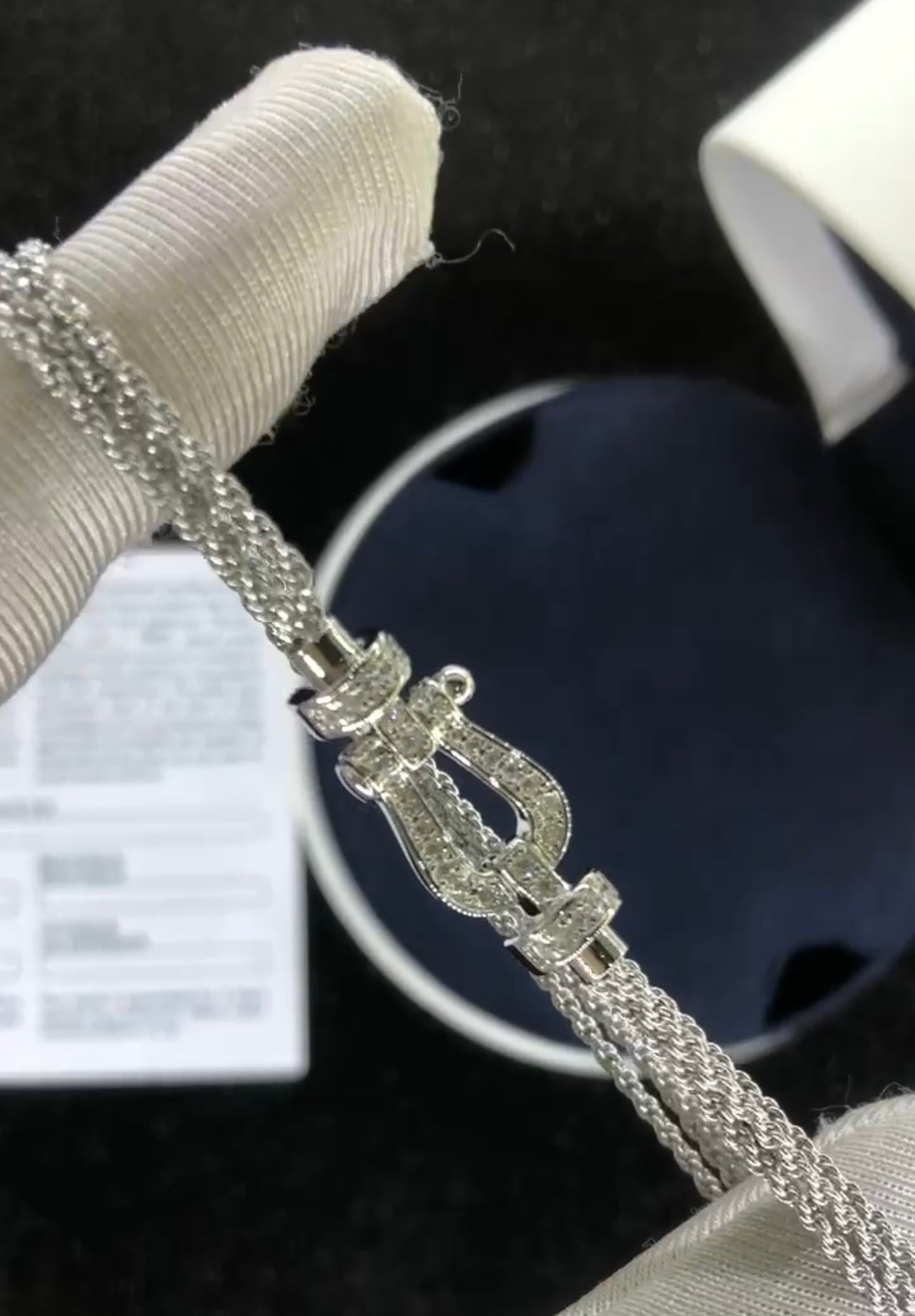 צמיד יוקרתי עם רצועת שרשרת כסופה ואבזם בגוון כסף משובץ זירקונים