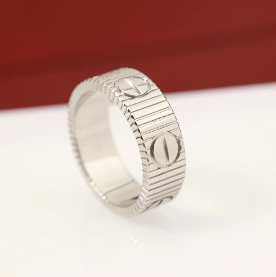 Eleganter Ring in glänzendem Silberton mit luxuriösem Design