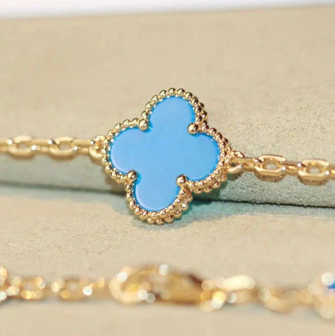 Chaîne 20 trèfles or avec pendentif trèfle bleu — JEWELLUXE™