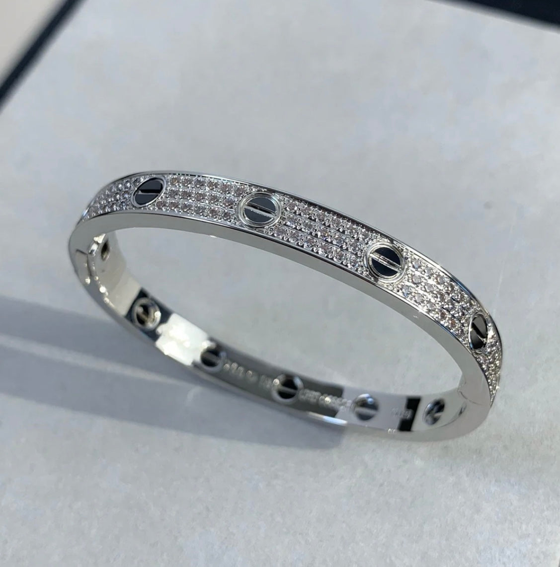 צמיד פרמיום בגוון כסף משובץ זירקונים נוצצים ‏בצורה מיוחדת