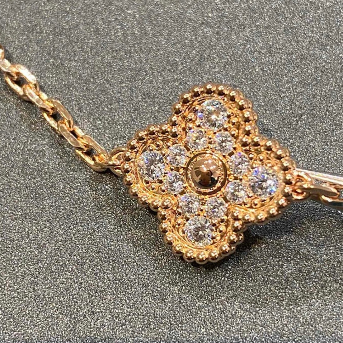 צמיד תלתן בגוון זהב ורוד עם 5 תלתנים בגוון זהב ורוד משובץ זירקונים נוצצים