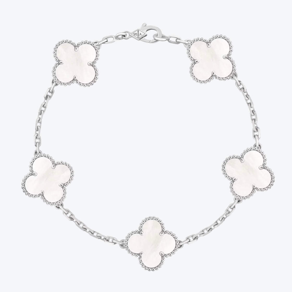 צמיד תלתן בגוון כסף עם 5 תלתנים בגוון לבן