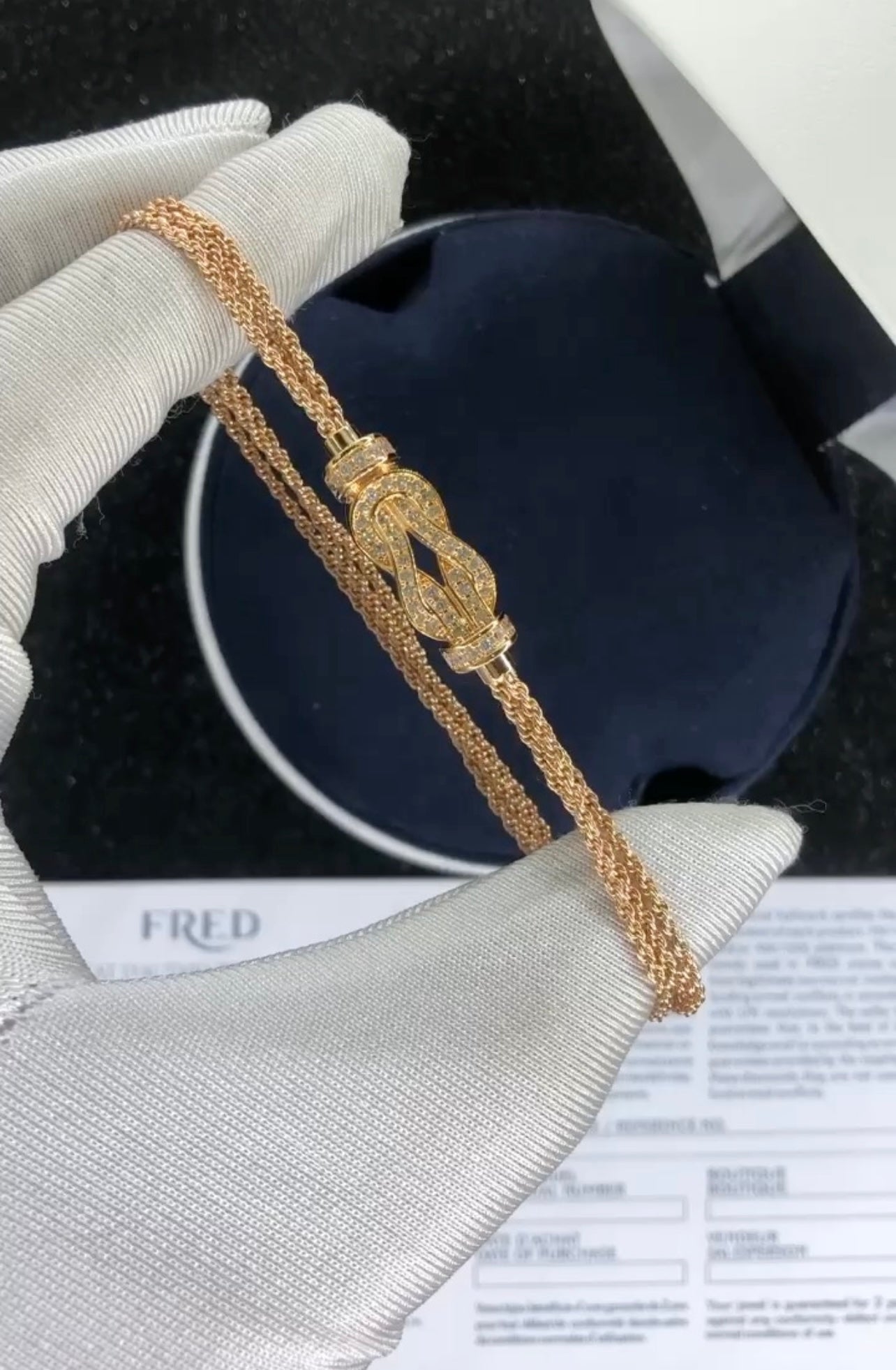 צמיד יוקרתי עם רצועת שרשרת בגוון זהב  ורוד ואבזם אינסוף בגוון זהב ורוד משובץ זירקונים