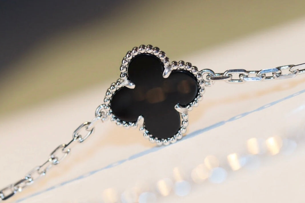 שרשרת 20 תלתנים בגוון זהב ורוד עם תליון תלתן בגוון אפור משובץ זירקונים נוצצים