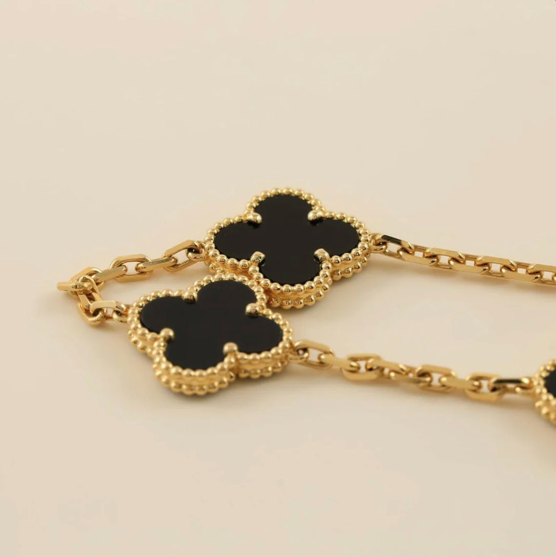 Dreiblatt-Armband mit 5 schwarzen Kleeblättern