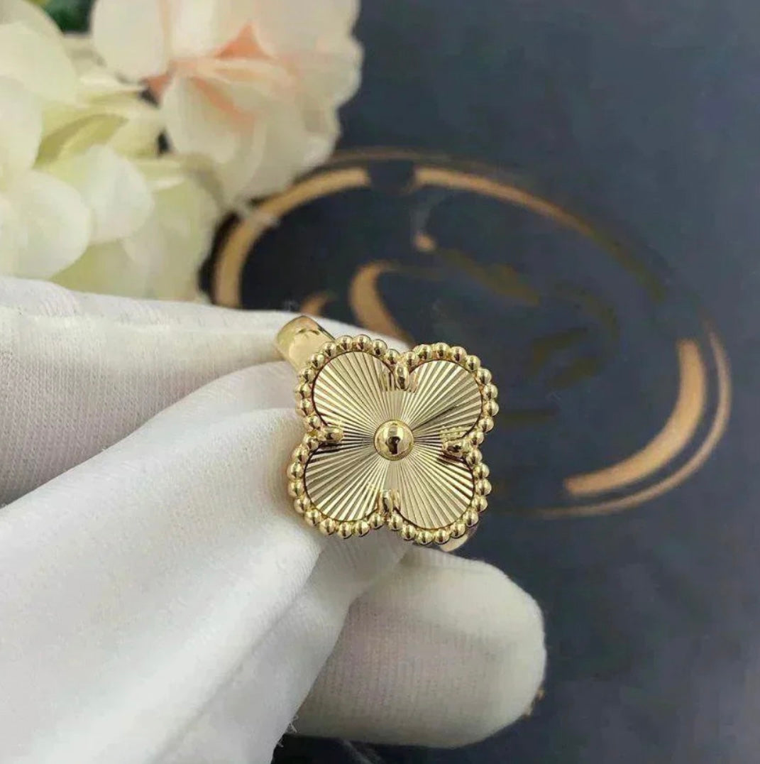 Kleeblatt-Ring – klassische Eleganz mit einem Hauch von Luxus