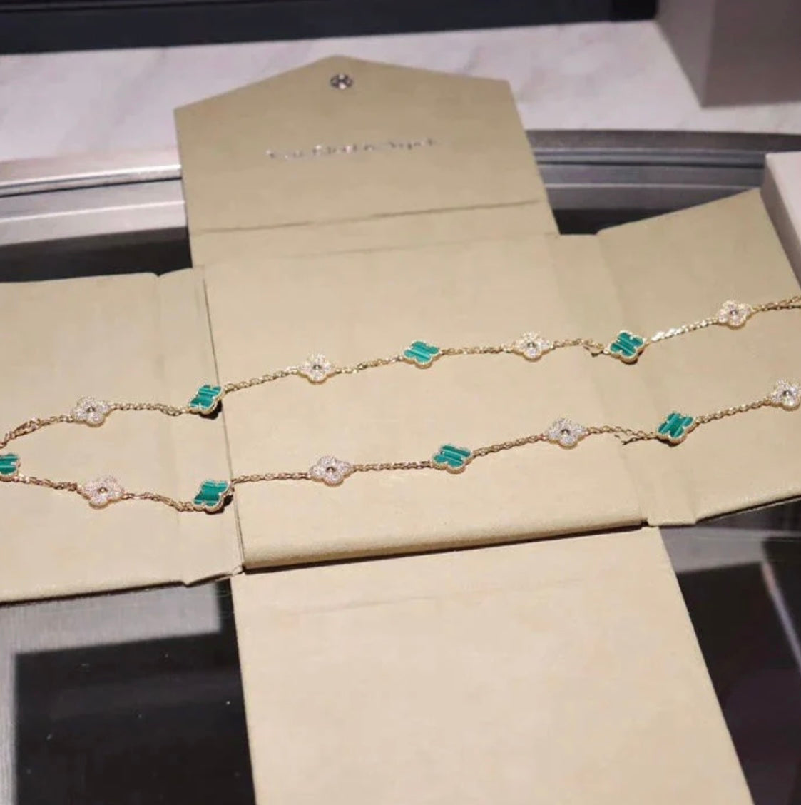 Halskette 20 Kleeblätter in Gold mit grünem Kleeblatt-Anhänger, besetzt mit funkelnden Zirkonen

