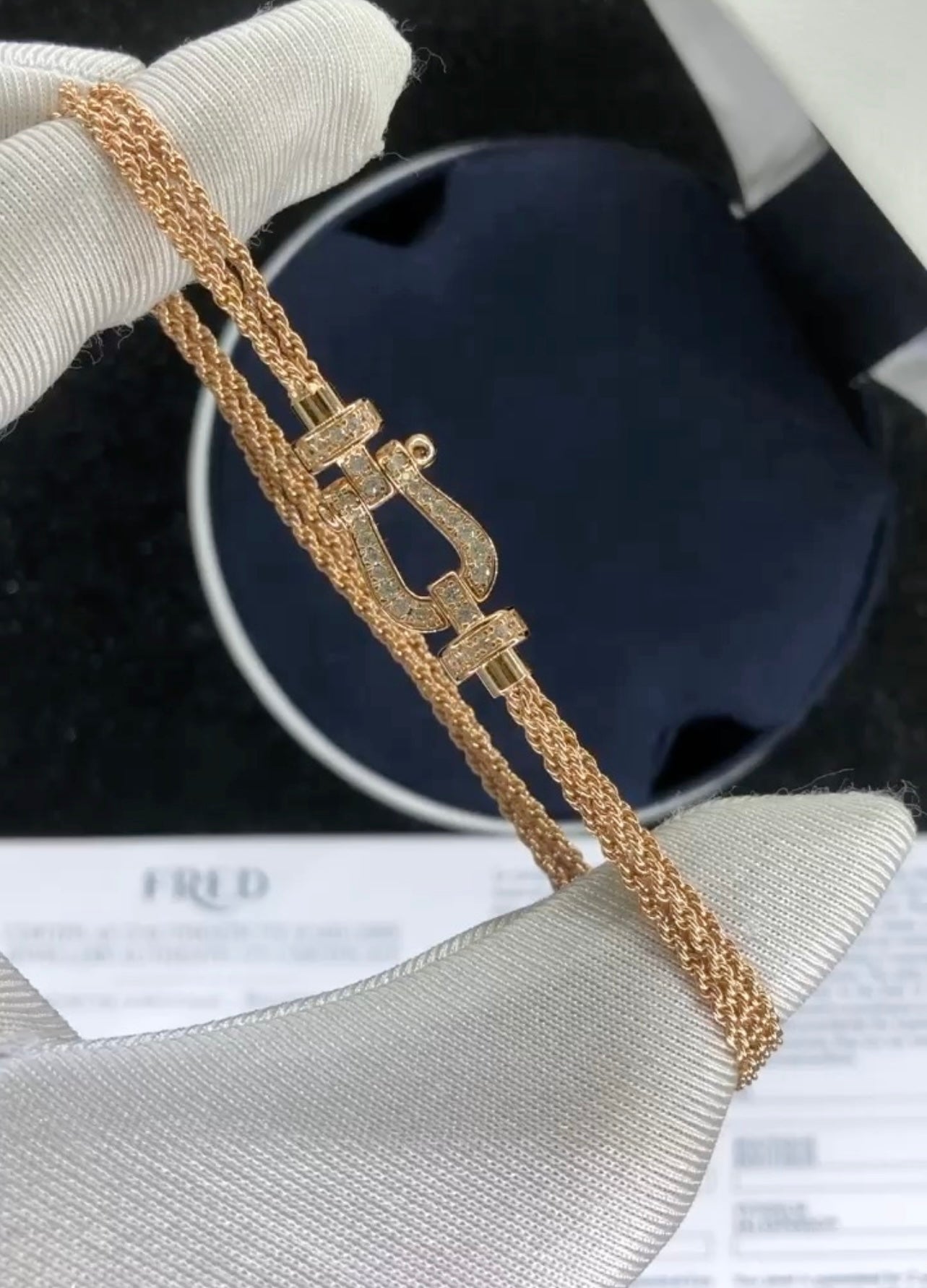 צמיד יוקרתי עם רצועת שרשרת בגוון זהב  ורוד ואבזם בגוון זהב ורוד משובץ זירקונים