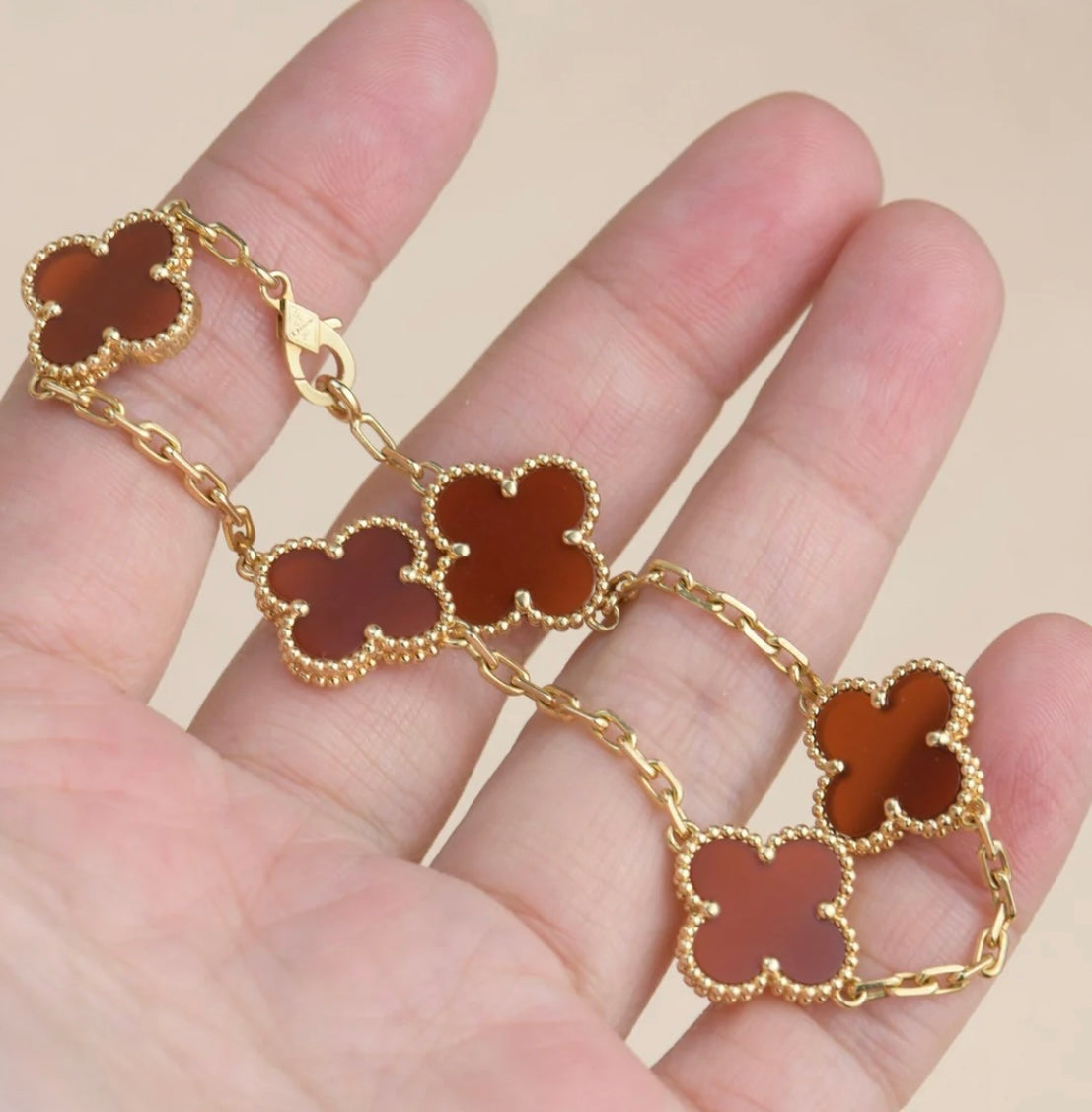 Dreiblatt-Armband mit 5 roten Kleeblättern