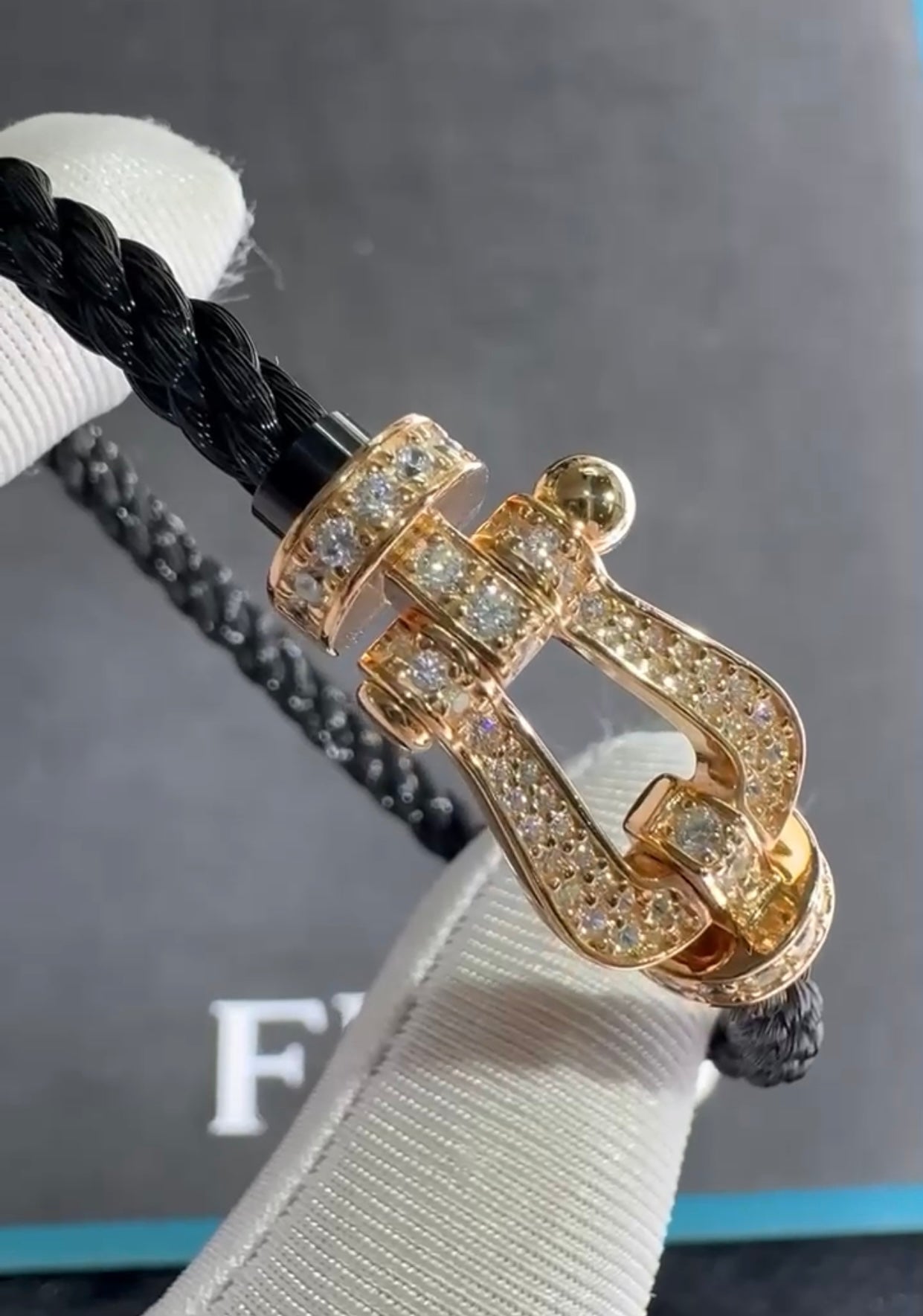 צמיד חבל יוקרתי עם אבזם בגוון זהב ורוד משובץ זירקונים