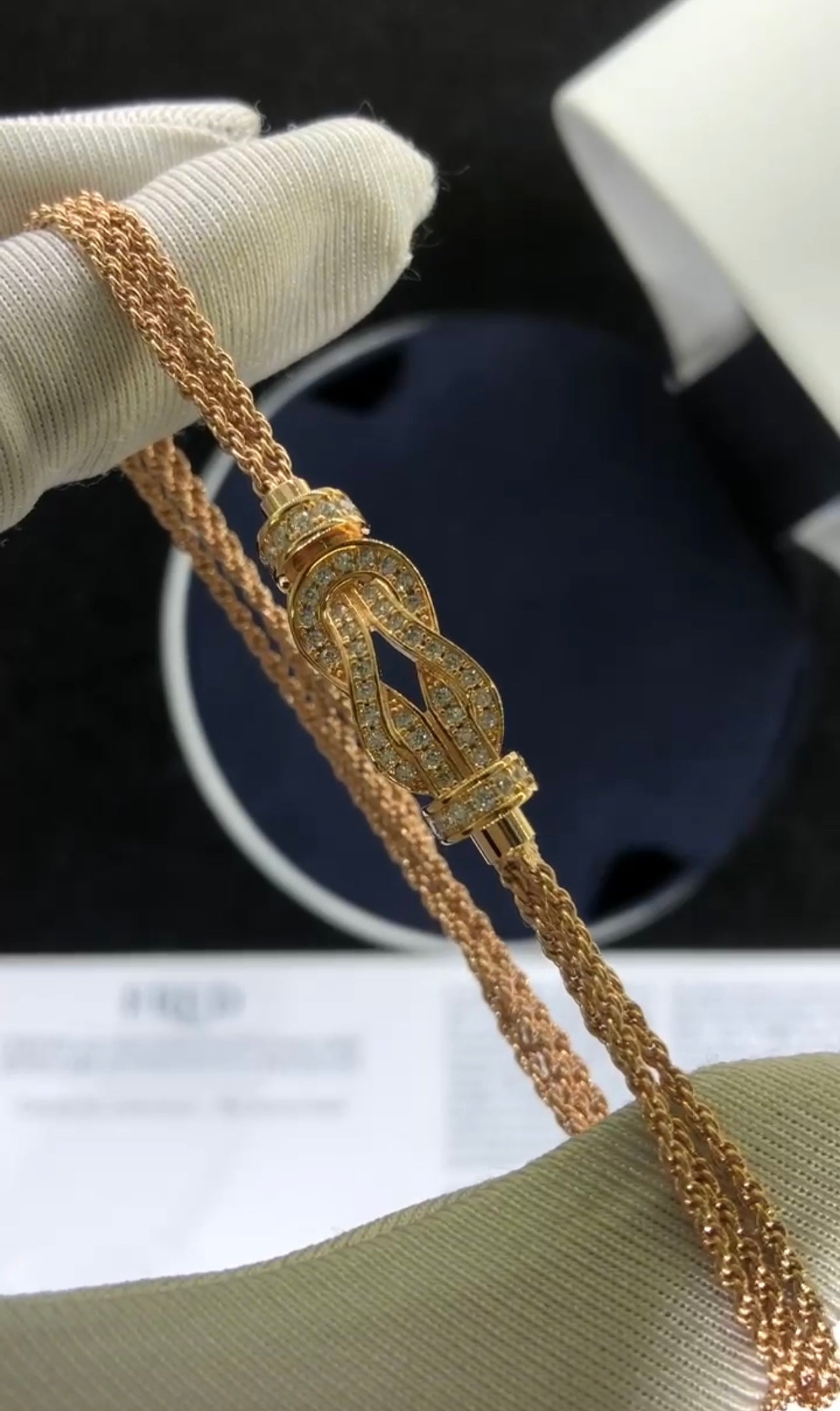 צמיד יוקרתי עם רצועת שרשרת בגוון זהב  ורוד ואבזם אינסוף בגוון זהב ורוד משובץ זירקונים