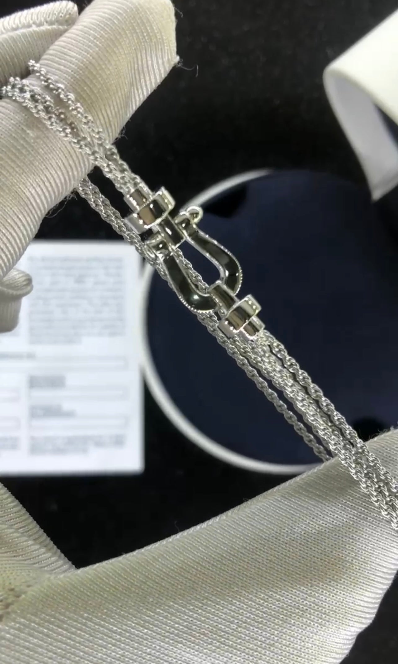 צמיד יוקרתי עם רצועת שרשרת כסופה ואבזם בגוון כסף מבריק