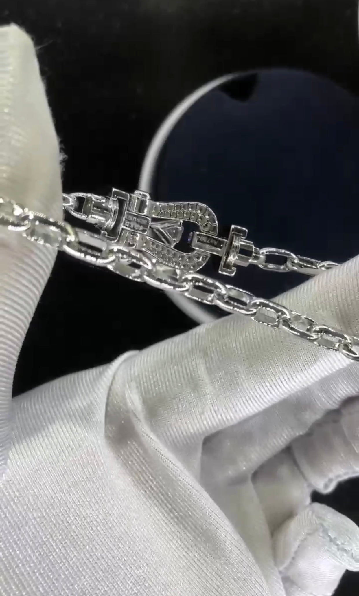 Bracelet luxueux avec une chaîne en argent et une boucle argentée parsemée de zircons, avec une pierre centrale de 0,5 carat