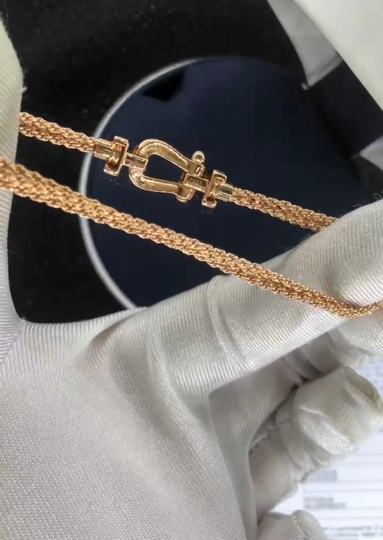 צמיד יוקרתי עם רצועת שרשרת בגוון זהב  ורוד ואבזם בגוון זהב ורוד משובץ זירקונים