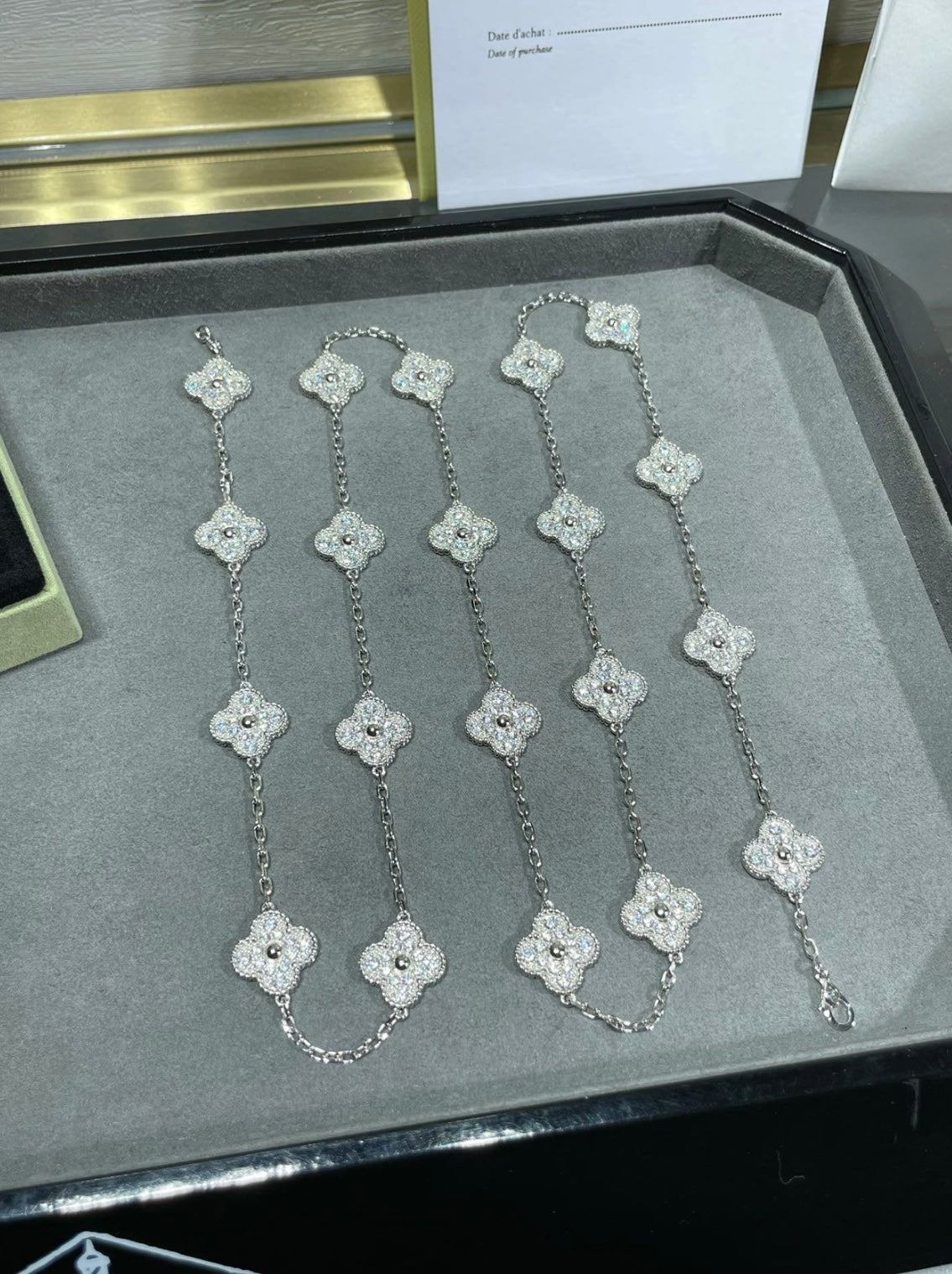 שרשרת 20 תלתנים בגוון כסף עם תליון תלתן משובץ זירקונים נוצצים