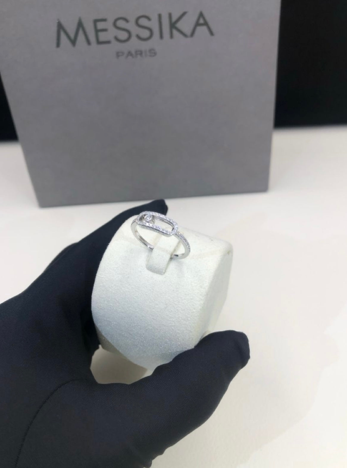 Bague d'amour délicate – couleur argent avec 1 joli zircon et sertie de zircons tout autour