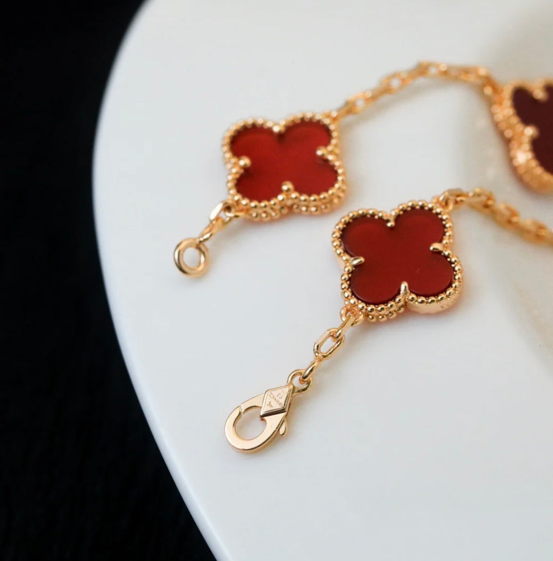 Dreiblatt-Armband mit 5 roten Kleeblättern
