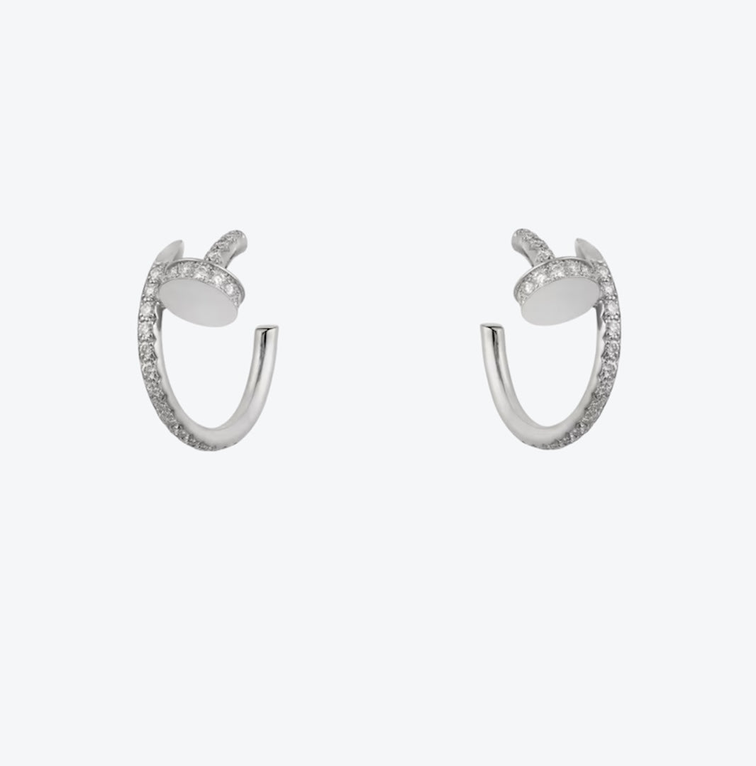 ‏עגילים אלגנטים מסמר בגוון כסף משובץ זירקונים נוצצים