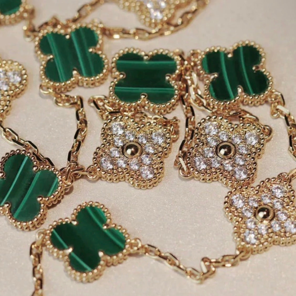 Halskette 20 Kleeblätter in Gold mit grünem Kleeblatt-Anhänger, besetzt mit funkelnden Zirkonen

