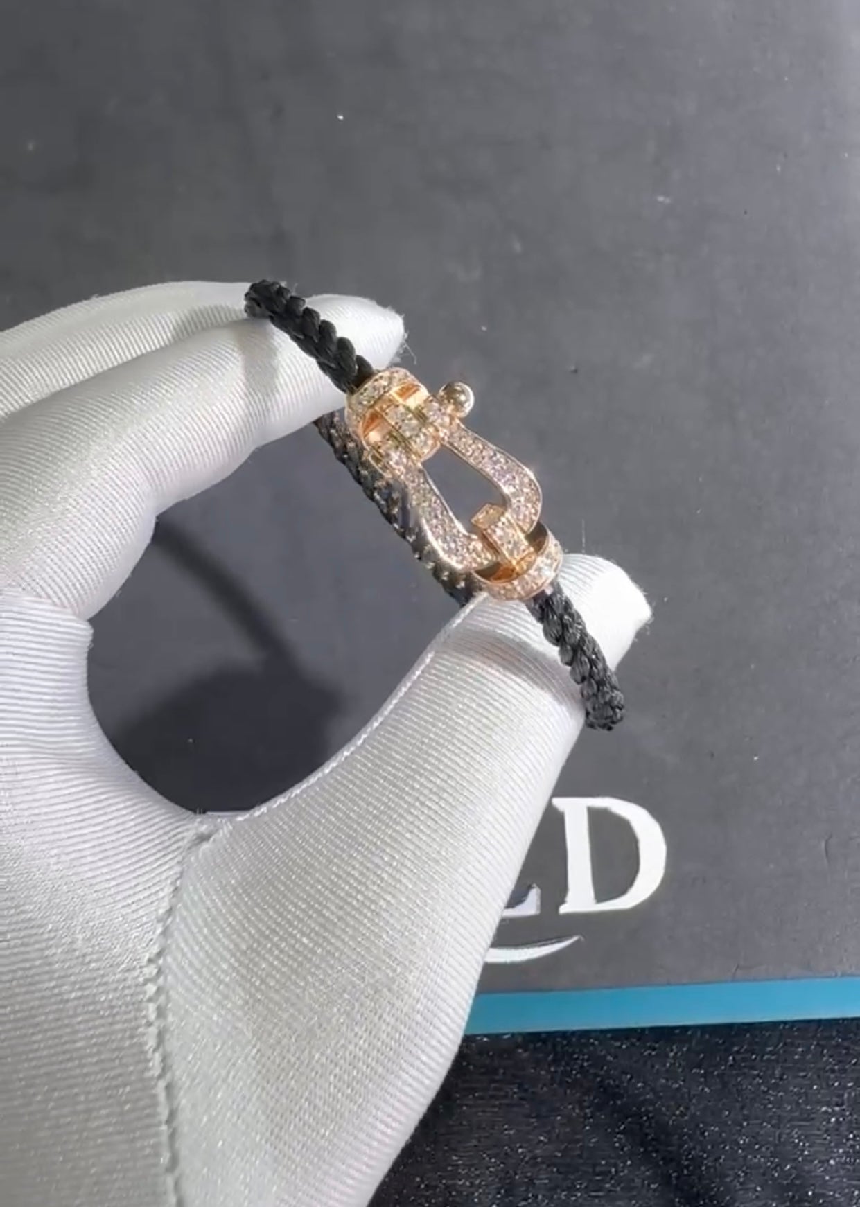 צמיד חבל יוקרתי עם אבזם בגוון זהב ורוד משובץ זירקונים