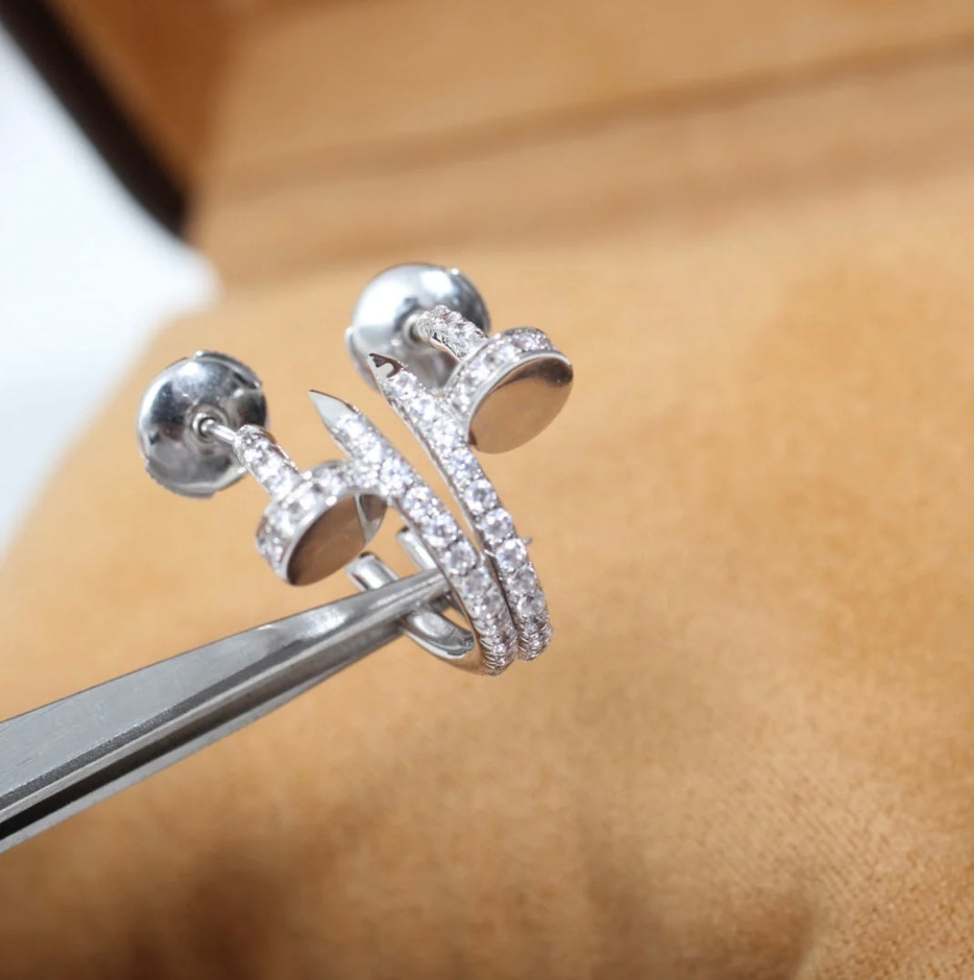 ‏עגילים אלגנטים מסמר בגוון כסף משובץ זירקונים נוצצים