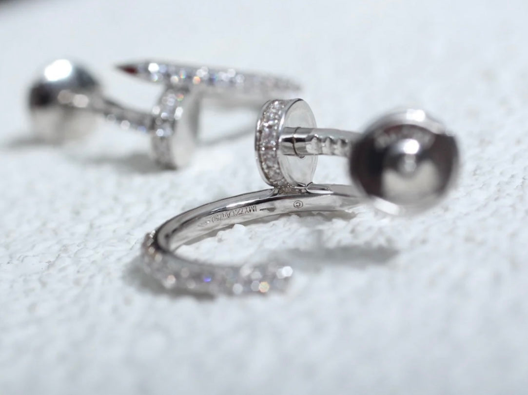 ‏עגילים אלגנטים מסמר בגוון כסף משובץ זירקונים נוצצים