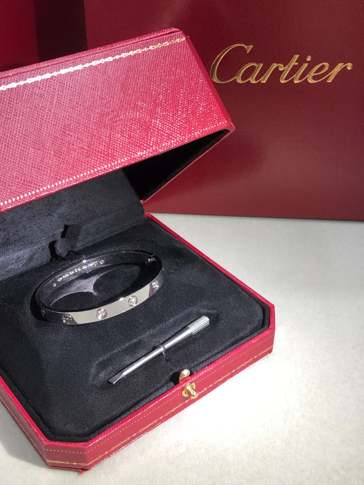 צמיד אלגנטי בגוון כסף מבריק משובץ 4 זירקונים נוצצים