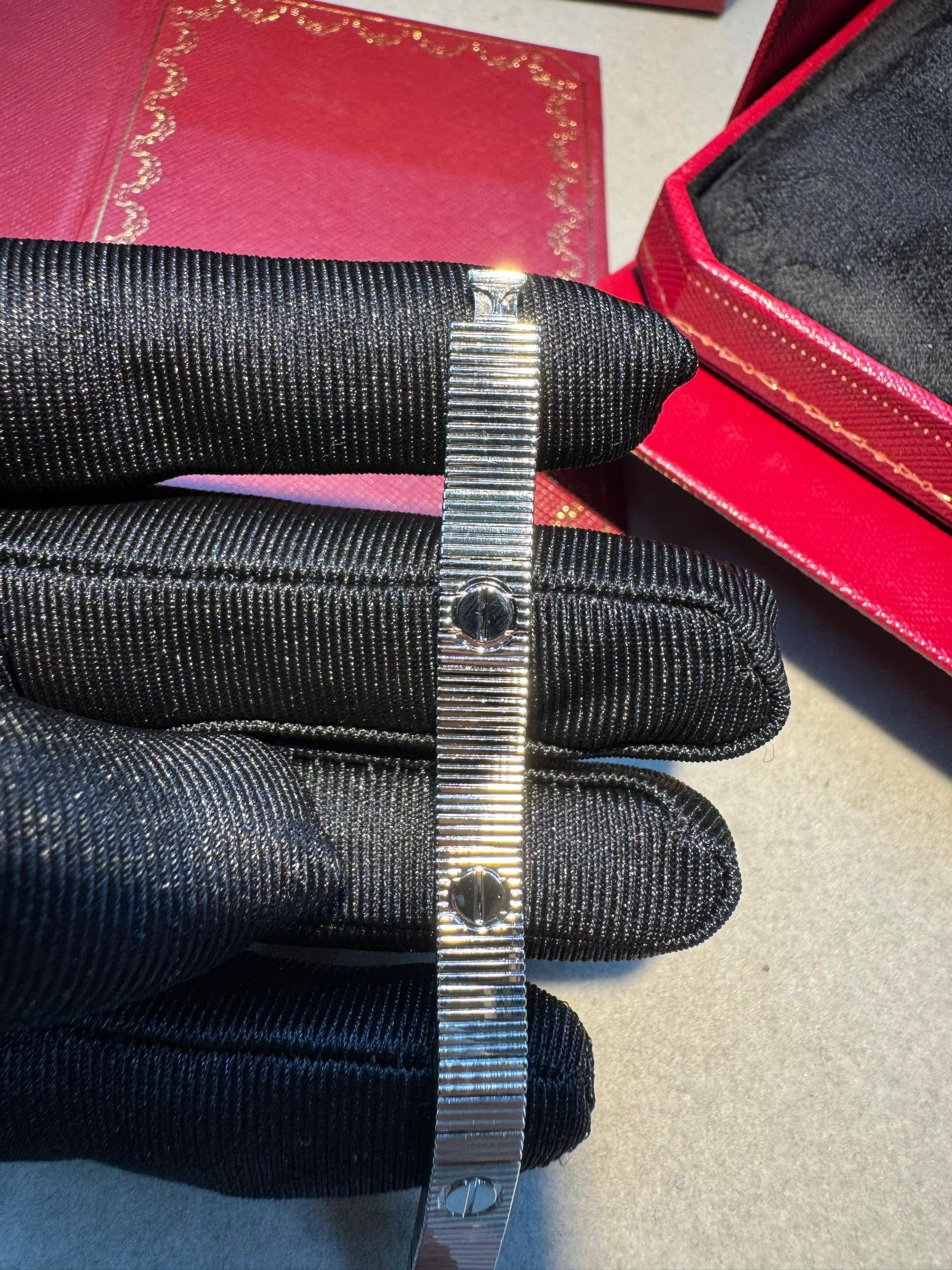 צמיד אלגנטי בגוון כסף מבריק עם פסים בעיצוב מודרני ונקי