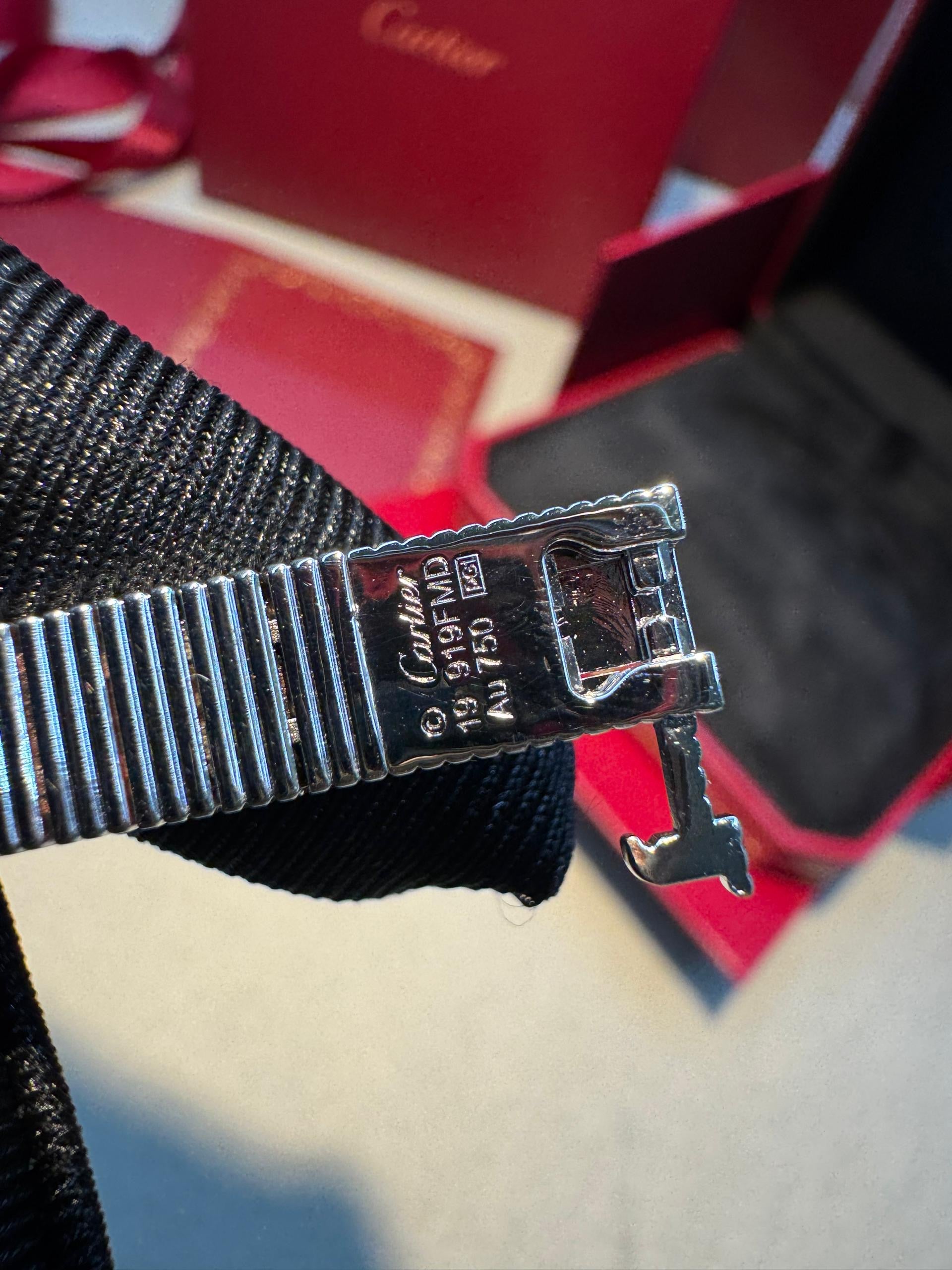 צמיד אלגנטי בגוון כסף מבריק עם פסים בעיצוב מודרני ונקי