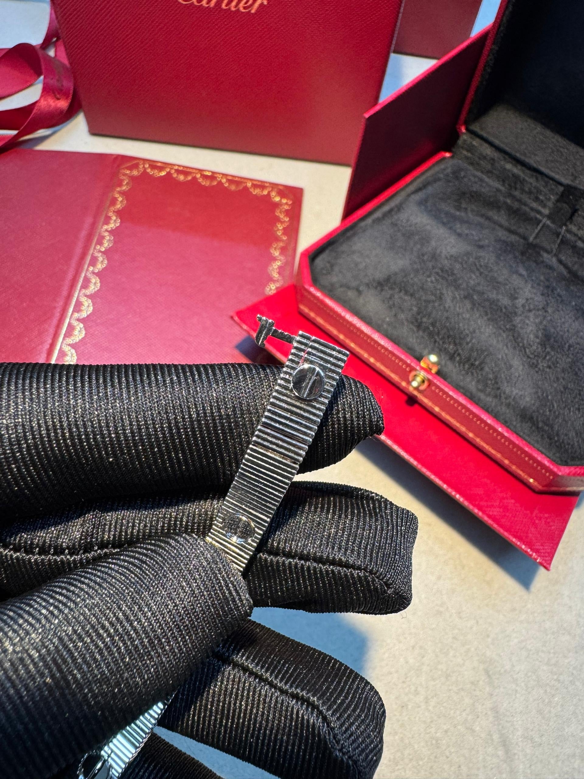 צמיד אלגנטי בגוון כסף מבריק עם פסים בעיצוב מודרני ונקי