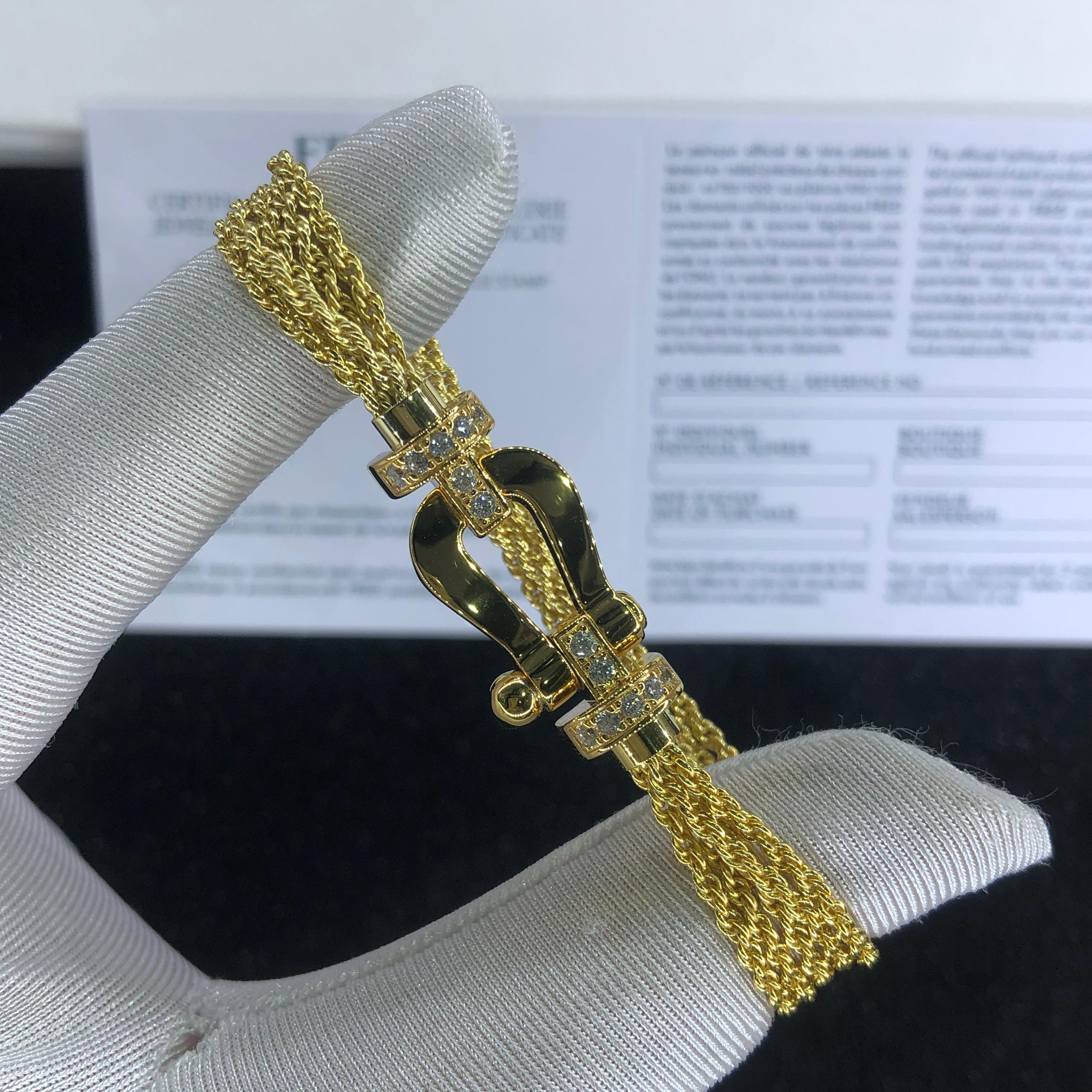 צמיד יוקרתי עם רצועת שרשרת בגוון זהב ואבזם בגוון זהב משובץ חצי זירקונים