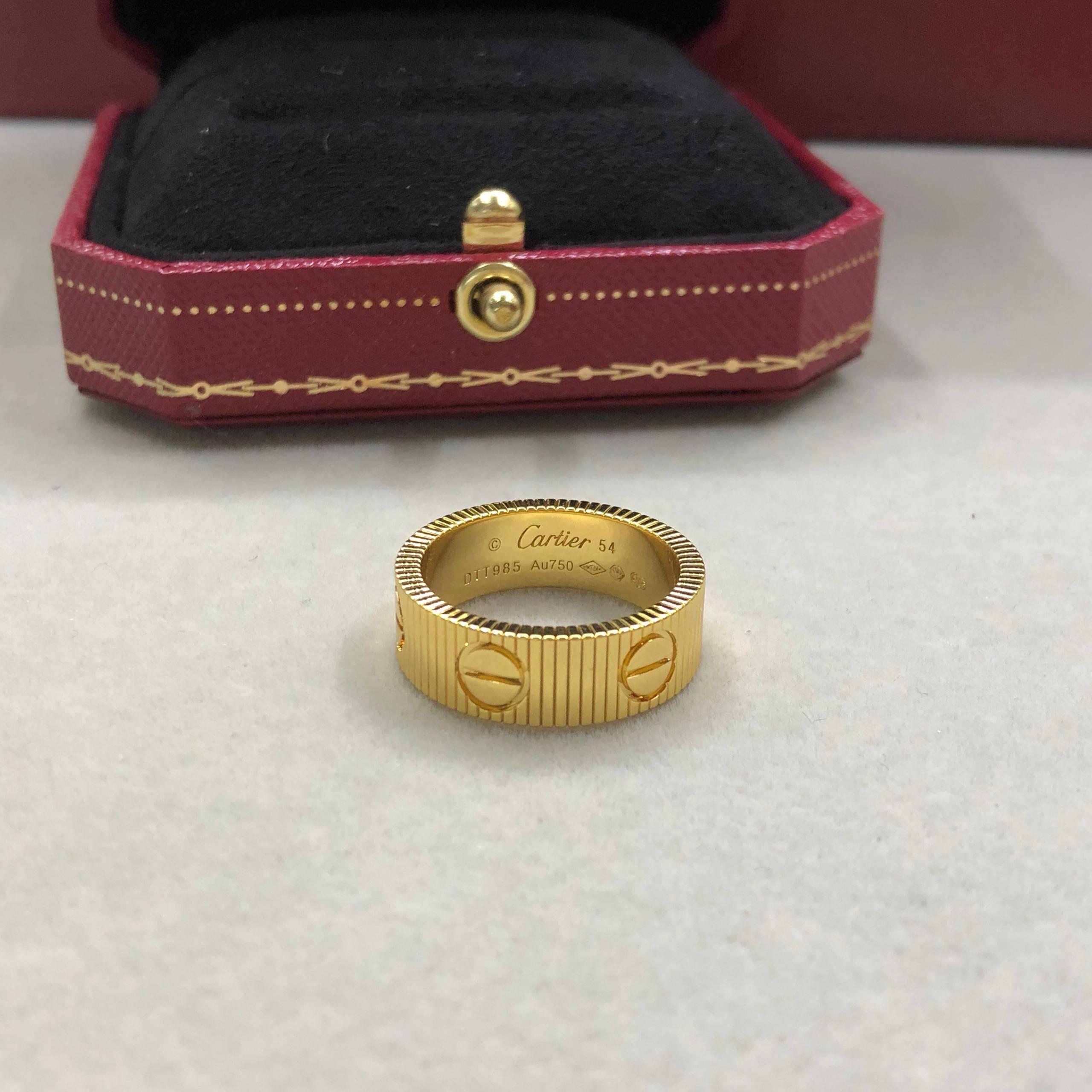 טבעת אלגנטית בגוון זהב מבריק בעיצוב יוקרתי